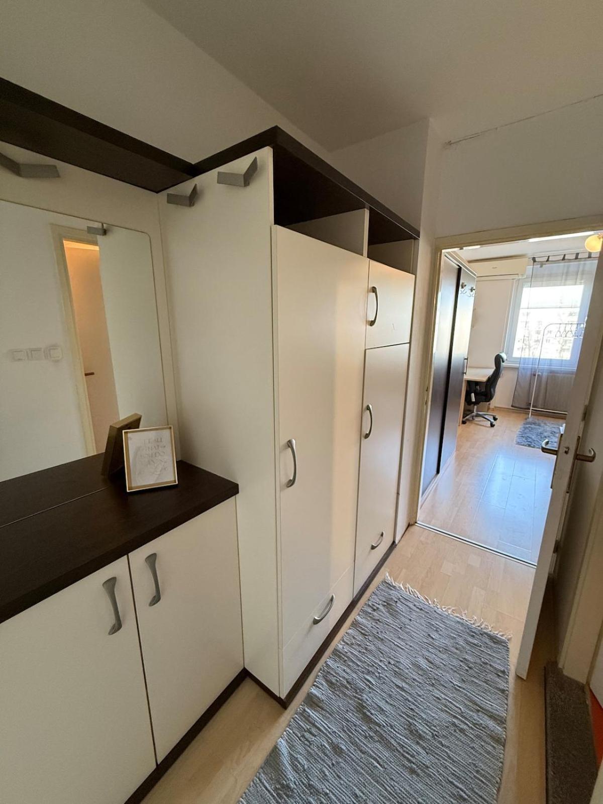 Flat Close To With Private Parking Apartma