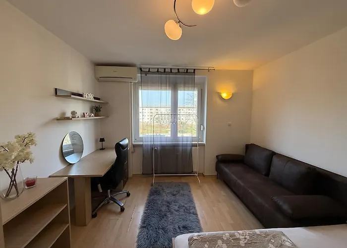 Flat Close To University With Private Parking
