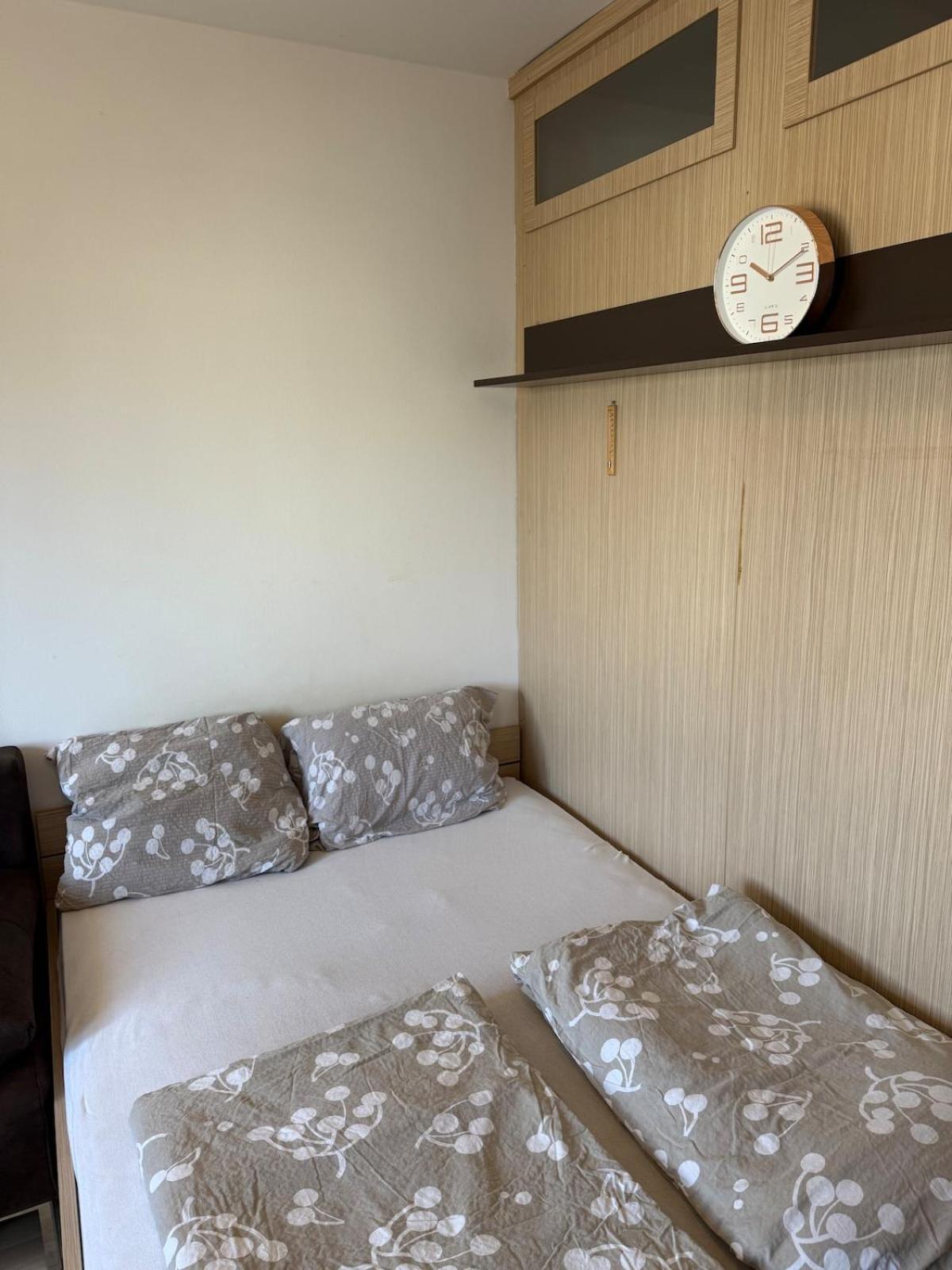 Flat Close To With Private Parking *