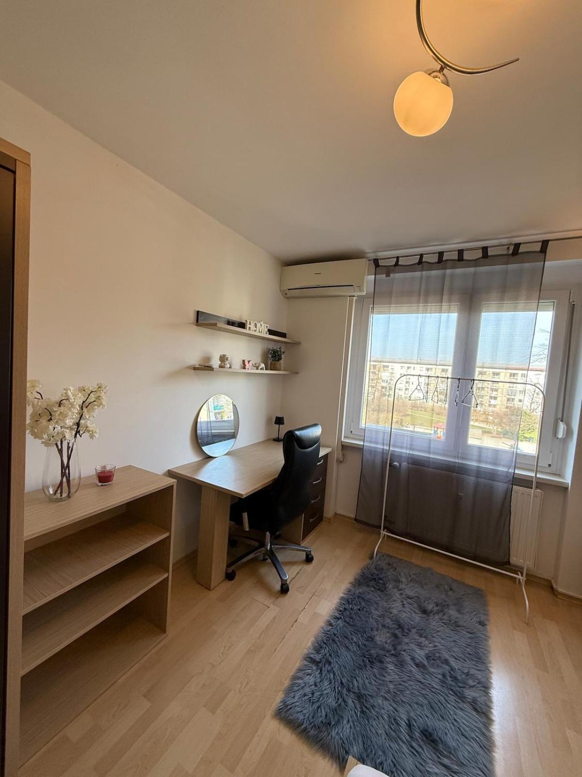 Flat Close To With Private Parking Apartment